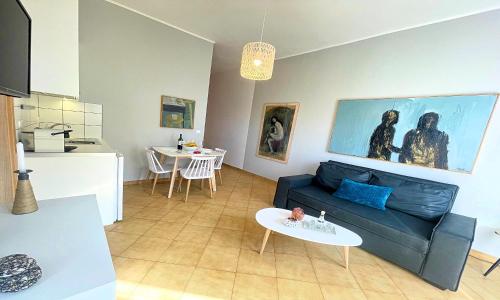 帕琉乔拉Art Apartment的客厅配有沙发和桌子