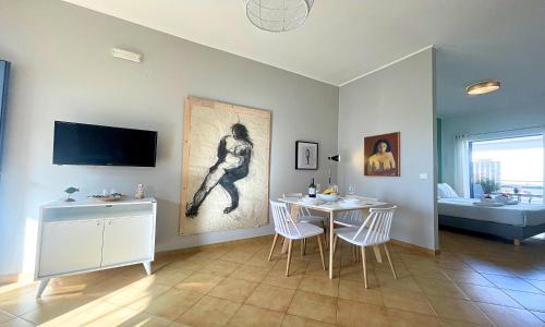 帕琉乔拉Art Apartment的客厅配有桌子和墙上的电视