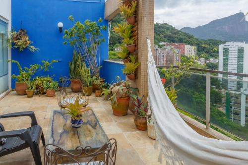 里约热内卢Cobertura duplex com vista panoramica na Gavea的市景阳台的吊床