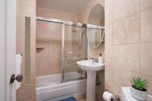 纽约73-1204 New Studio UWS Doorman Gym的浴室配有水槽、淋浴和浴缸。