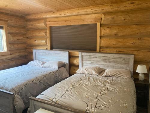 维勒蒙特Cougar Mountain Cabin Rentals的小木屋内一间卧室,配有两张床