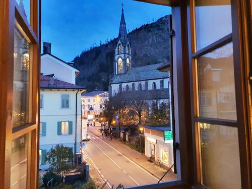 普雷达佐ElvesHome - Alpine Stay Apartments的从带教堂的城镇窗户欣赏美景