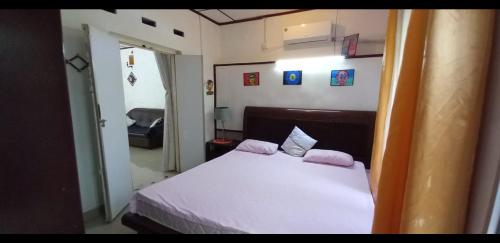 希克杜沃RM Holiday Home的一间小卧室,配有白色的床和两个枕头