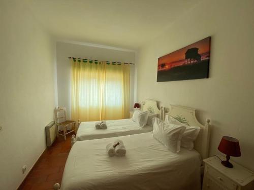 阿玛考德佩拉Casa da Rocha的酒店客房,配有两张床,并带鞋