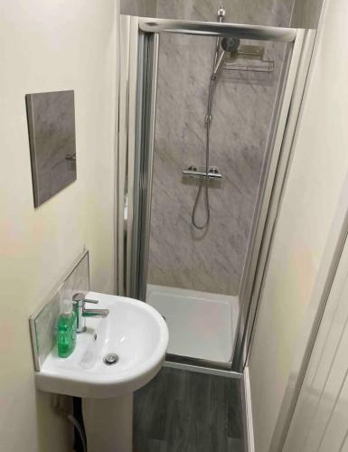 克鲁Ensuite Room, Hotel Standard. Close to Crewe Train Station的带淋浴、盥洗盆和淋浴的浴室