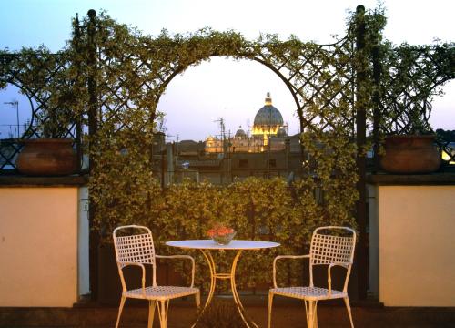 罗马伊萨酒店的庭院内的桌椅