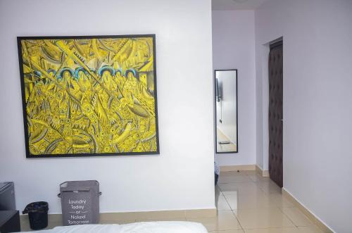 拉各斯Guided Hospitality - Luxury Accommodations的挂在墙上的画