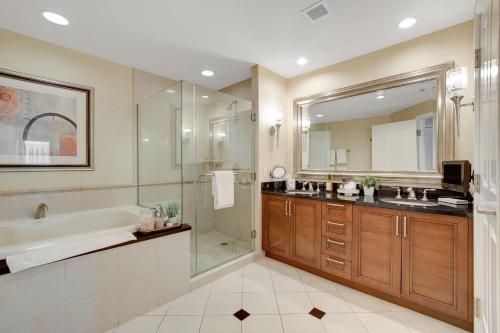 拉斯维加斯Blu Cashmere Suite * MGM Signature 23rd FLR w/balcony strip view的带浴缸、水槽和淋浴的浴室