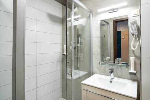 德布勒森Inter Hotel的一间带水槽和淋浴的浴室