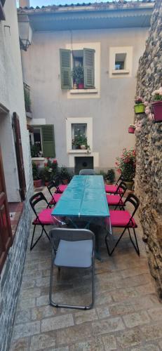 伊索拉Maison complète Ganzes Haus House 6 Peronnes La Finière Seealpen Isola Village bei Nizza Alpes -Maritimes près de Nice 70 km的天井上的蓝色桌椅