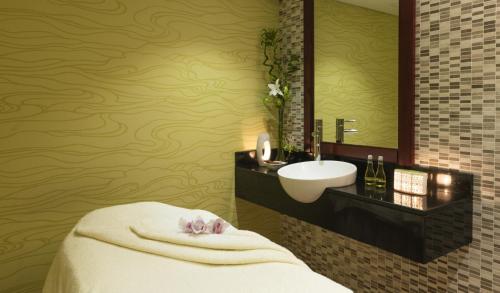 迪拜德伊勒珊瑚酒店的一间浴室