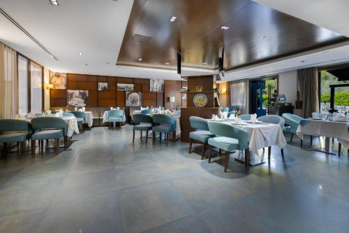 阿尔及尔Lalla Doudja Hotel的一间设有白色桌椅的用餐室