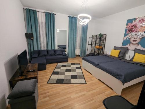 科布伦茨Schönes 3 Zimmer Apartment in der Altstadt von Koblenz的一间带两张床和一张沙发的客厅