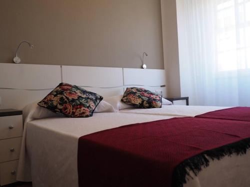 圣克鲁斯-德特内里费Orán Tenerife Suites Ap. 11的一间卧室配有一张带两个枕头的床