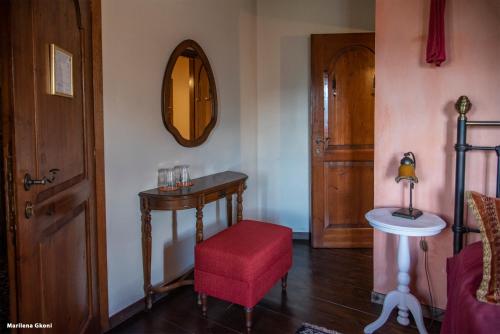 卡拉利特斯佩特拉迪1873旅馆的配有桌子、椅子和镜子的房间
