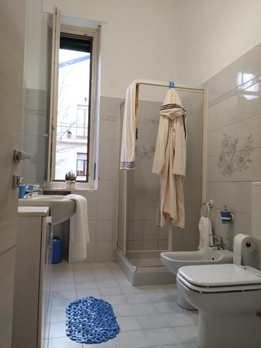库尼奥La Villetta a Cuneo的一间带两个盥洗盆、卫生间和淋浴的浴室