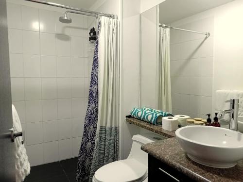 基多Like a Home with Balcony - 7Th FLOOR - Parking - Gym的一间带水槽、卫生间和淋浴的浴室