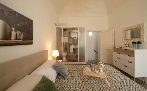 圣维托罗卡波Villa Loria的一间卧室配有一张床和一张桌子,里面放着动物