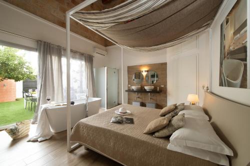圣维托罗卡波Villa Loria的一间卧室设有一张大床和一个浴缸