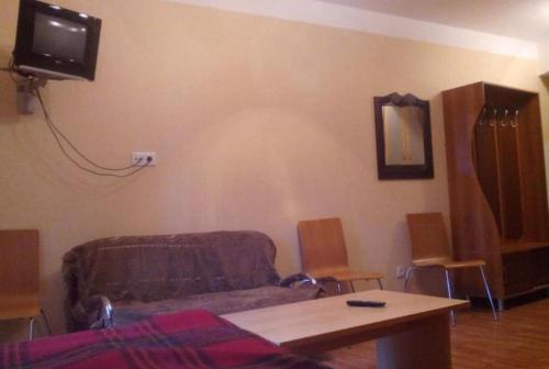 Kʼumlistsʼikheaxis的客厅配有沙发和桌子