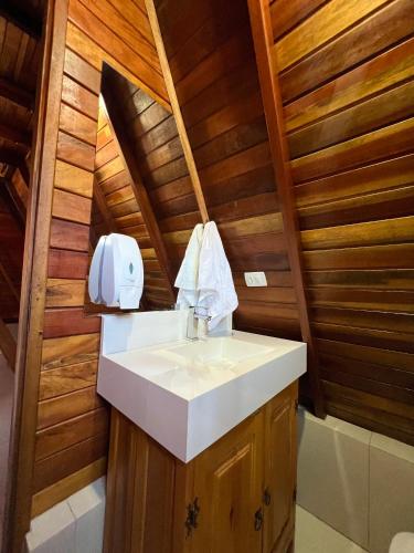 伦索伊斯Chalés de Lençóis的小木屋内带水槽的浴室