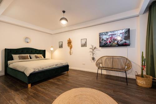 巴亚马雷Ultra central apartment的一间卧室配有一张床和一把椅子