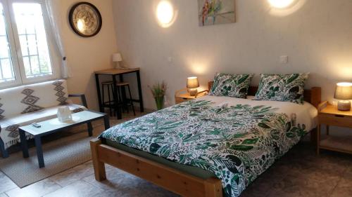 卡尔卡松My Quiet Place near Carcassonne的一间卧室配有一张带绿色和白色床单的床。