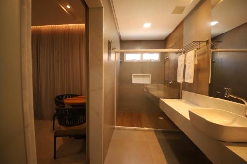 马拉戈日Uri Pousada的一间带水槽和镜子的浴室