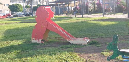 CarrizalÁtico carrizal的公园滑梯上的狗雕像