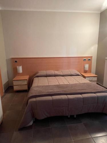 弗拉博萨索普拉纳Appartamento in centro Paese的一间卧室设有一张大床和两个床头柜