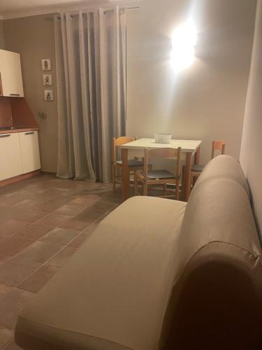 弗拉博萨索普拉纳Appartamento in centro Paese的厨房以及带桌子和床的用餐室。