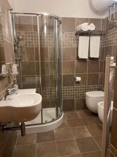 弗拉博萨索普拉纳Appartamento in centro Paese的带淋浴、盥洗盆和卫生间的浴室