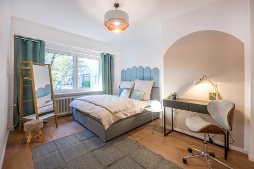 科布伦茨120qm, cozy Apartment, sehr zentral am HBF, 3SZ的一间卧室配有一张床、一张书桌和一个窗户。