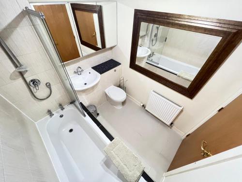 阿伯丁Lovely Two-bed Apt的一间带水槽、卫生间和淋浴的浴室