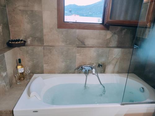 阿卡尼斯Archanes Nature Retreat Residence的浴室设有水水龙头和浴缸