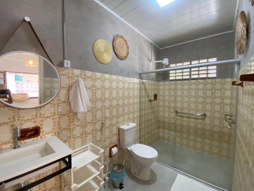 帕里普埃拉Casa Paraiso de Sonho Verde的一间带卫生间、水槽和镜子的浴室