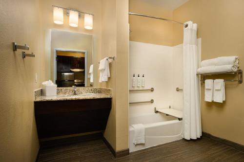 休斯顿休斯顿威斯切斯万豪广场套房酒店的带浴缸、水槽和淋浴的浴室