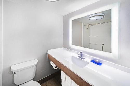 埃尔帕索埃尔帕索中央快捷假日酒店的白色的浴室设有水槽和镜子