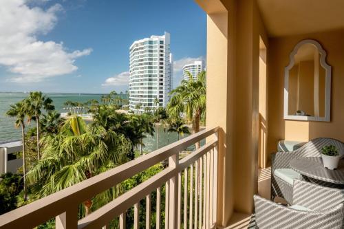 萨拉索塔The Ritz-Carlton, Sarasota的阳台享有大海和建筑的景致。