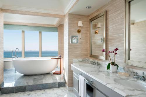 萨拉索塔The Ritz-Carlton, Sarasota的一间带大浴缸和两个盥洗盆的浴室