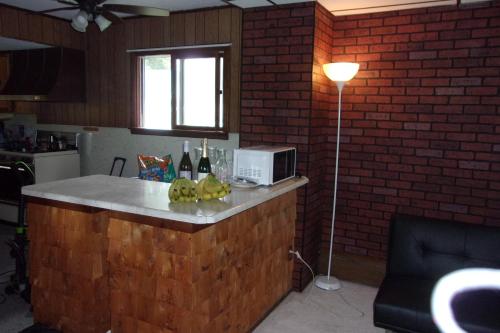 马塞纳NiceShortStayMassena的厨房配有带微波炉的柜台和桌子。