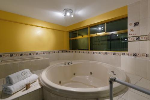 齐克拉约Lucky Star Hotel的带浴缸和窗户的浴室