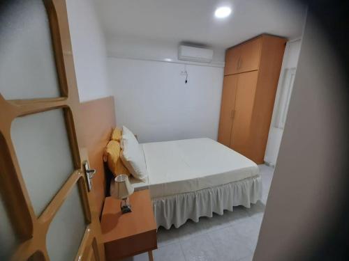 普拉亚Isa House - 2 Room Apartament的一间小卧室,配有白色的床和木柜
