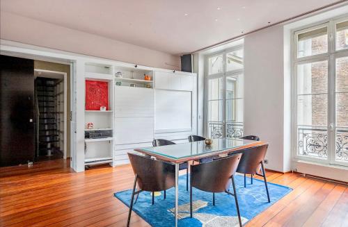 巴黎Chic Parisian Flat的厨房配有餐桌和椅子