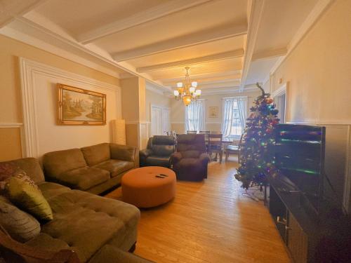 尼亚加拉瀑布ROOM C IN THE WHITE HOUSE的带沙发和圣诞树的客厅