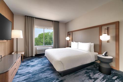 HolladayFairfield by Marriott Inn & Suites Salt Lake City Cottonwood的一间设有大床和窗户的酒店客房
