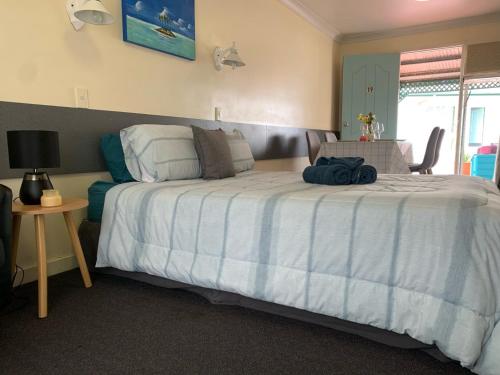 伊萨山中央柏银特汽车旅馆的一间卧室配有一张带蓝色和白色棉被的床