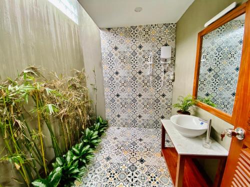 波来古市Paksong Farmstay Gia Lai - Venuestay的浴室配有水槽和植物淋浴