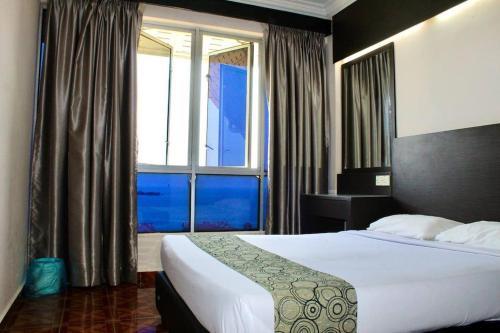 波德申D'Melor Penthouse Glory Beach Resort的一间卧室设有一张大床和一个窗户。