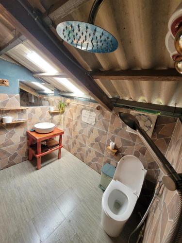 萨帕Sapa's Soul的一间带卫生间和木桌的浴室